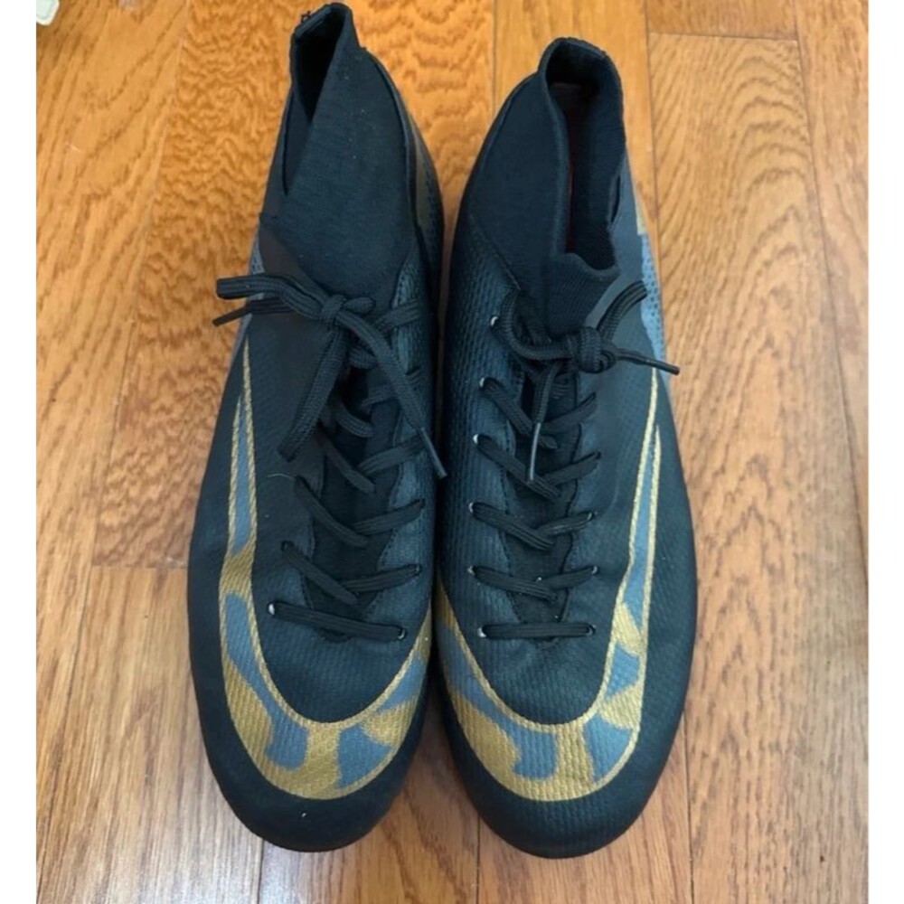 Daoquan Indoor Soccer Cleats in Black/Gold size 8